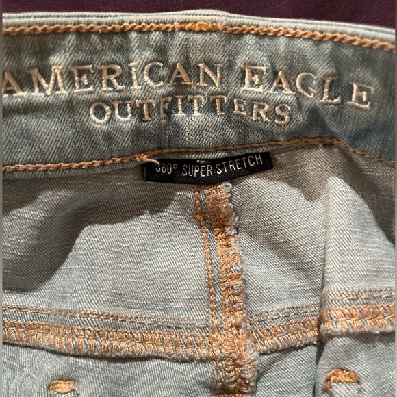 American Eagle Distressed Light Wash Jeans - Picture 4 of 6